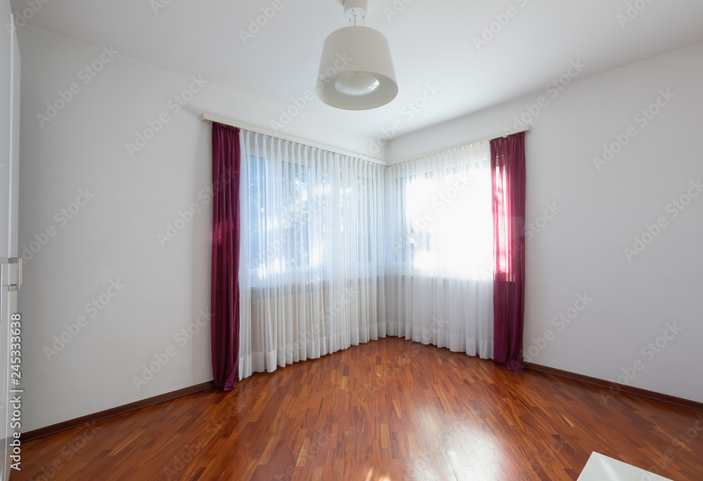 Obraz premium Empty room with window, curtain and parquet
