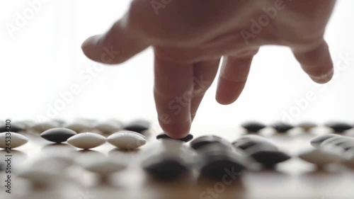 囲碁　黒石を打つ　スローモーション