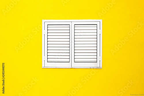 Muro Giallo e Finestra Bianca