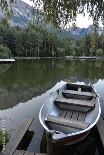 Una barca nel lago