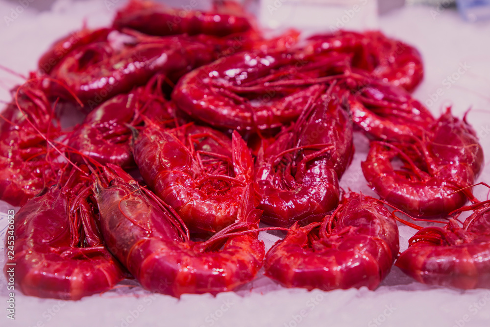 Gambones rojos gigantes sobre hielo en el mercado Gambones rojos gigantes sobre hielo en el mercado