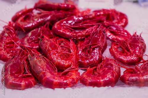 Gambones rojos gigantes sobre hielo en el mercado