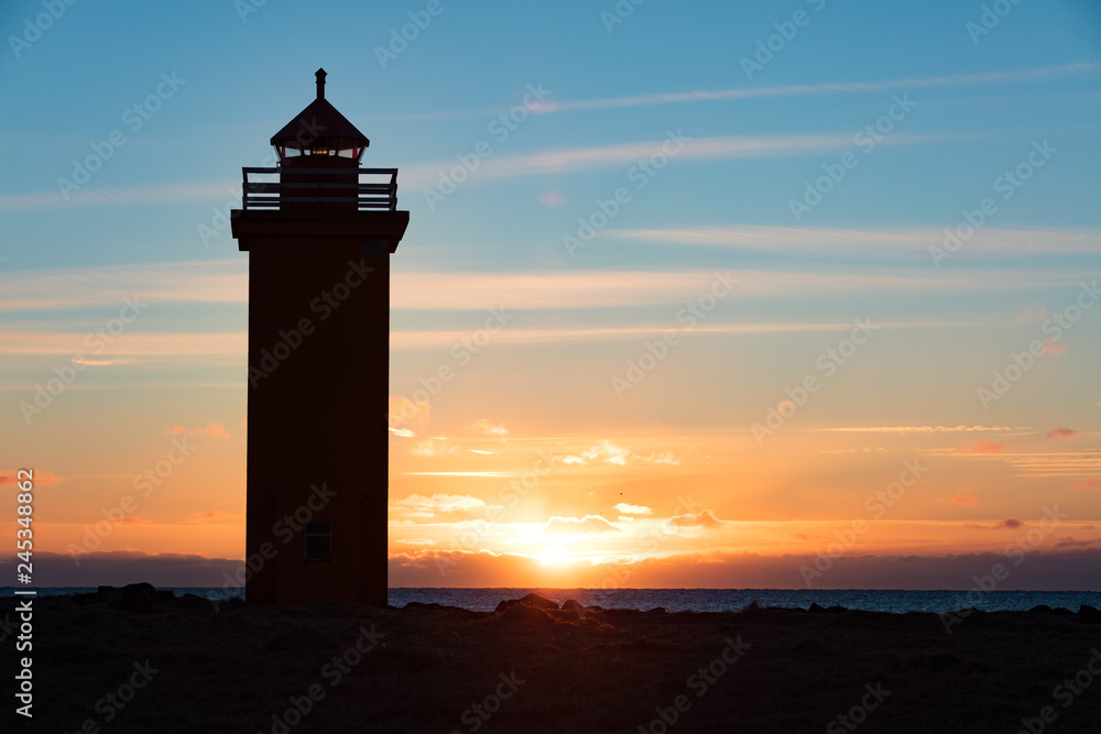 Leuchtturm an der Küste Islands