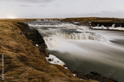 Wasserfall in Island bei Nacht