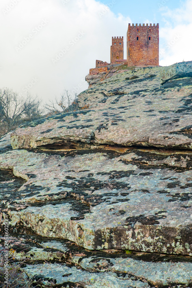 Φωτογραφία Castillo de la Zofra ubicado en Campillo de Dueñas Guadaljara, en la cordillera de Cadederos, cerca del área de Molina de Aragón llamada Siberia de Esañola