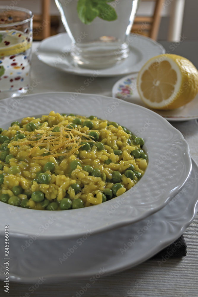 risotto allo zafferano con piselli risotto allo zafferano con piselli