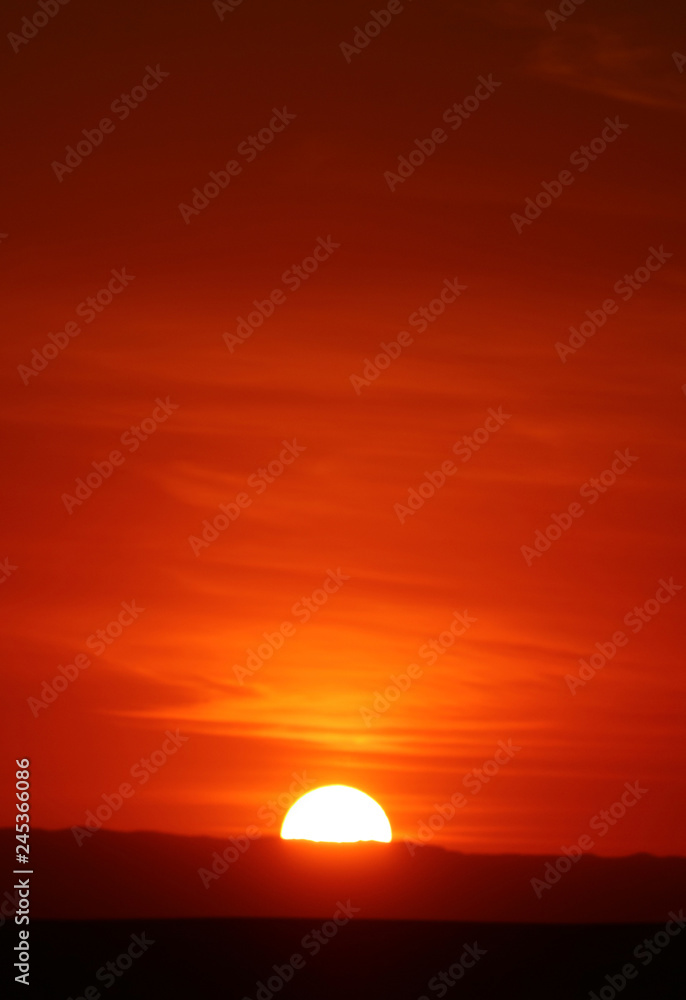 Obraz premium Zapierający dech w piersiach zachód słońca na pustyni Huacachina w regionie Ica, Peru, Ameryka Południowa