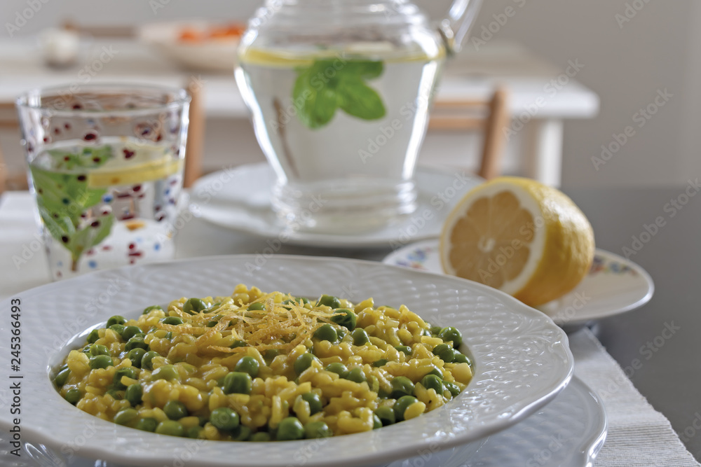 risotto allo zafferano con piselli risotto allo zafferano con piselli