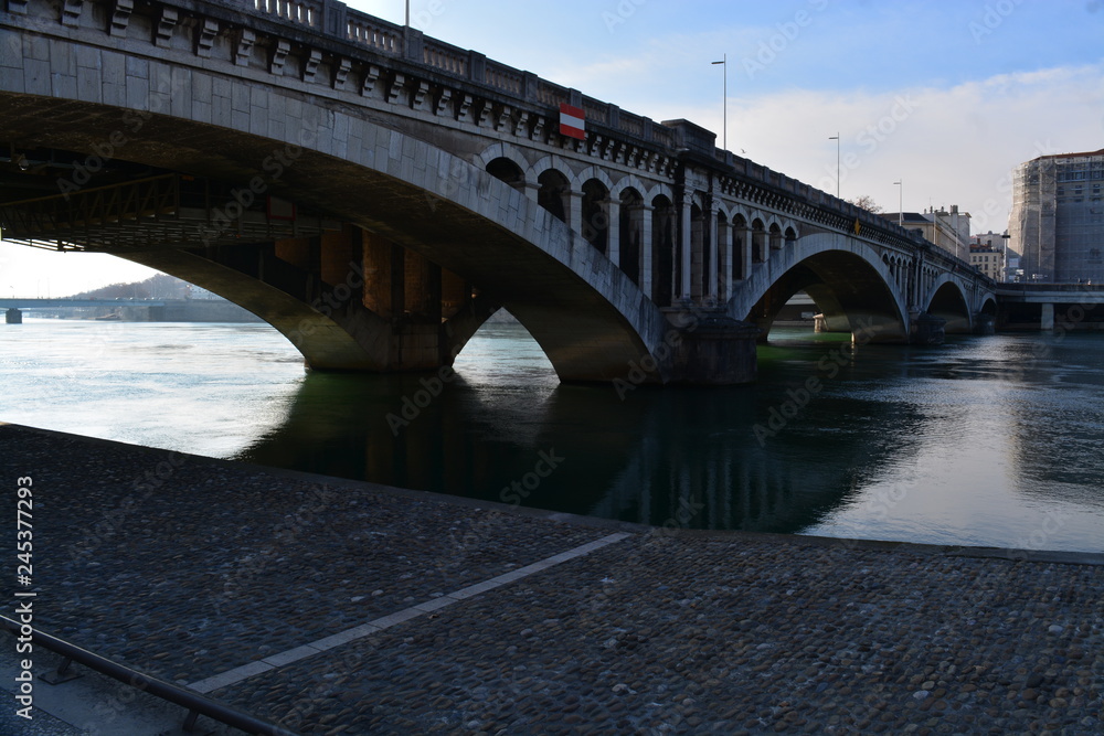 A lo largo del rio Rhone ,Ciudad de Lyon, Francia