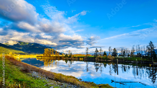 Foto Sunset over Nicomen Slough along the Lougheed Highway between the towns of Deroc