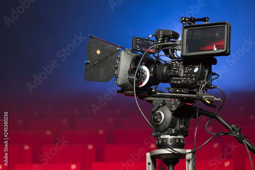Caméra vidéo numérique dans une salle de spectacle © OneClic