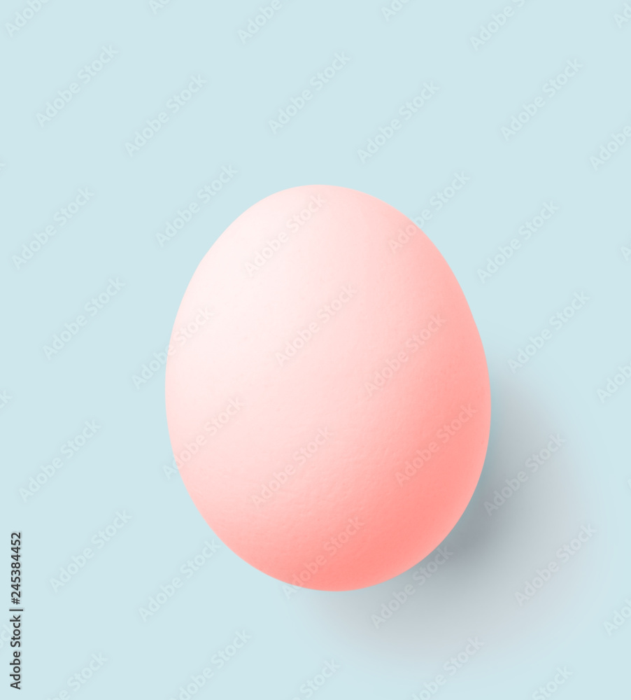 Fototapeta premium pink easter egg isolated on blue with clipping path