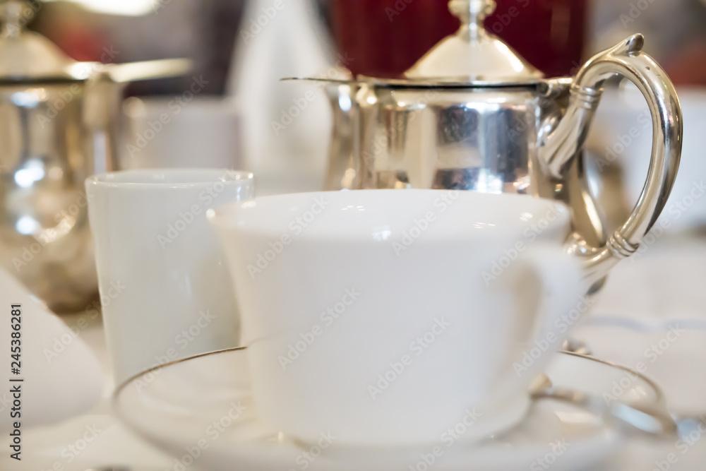 Fototapeta premium teetasse mit silberkanne