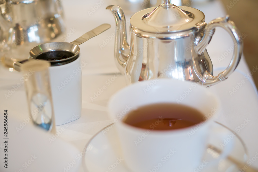silbernes teeservice mit einer tasse tee silbernes teeservice mit einer tasse tee