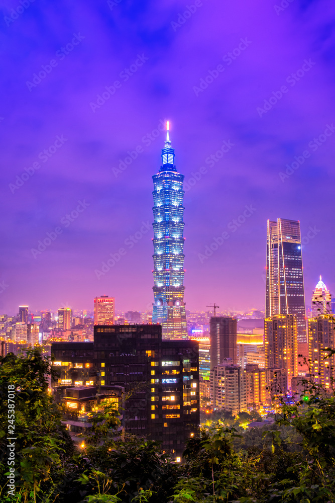 Fototapeta premium Beautiful Taiwan cityscape of and Taipei 101 building at sunset