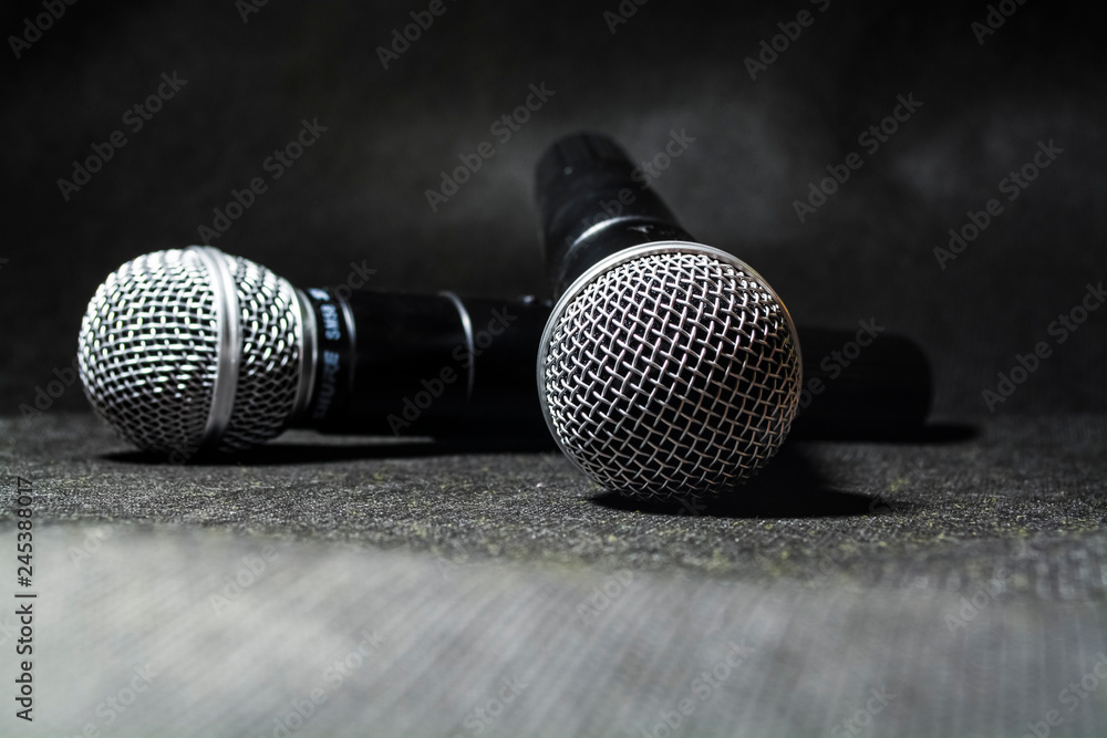 Obraz premium The electric microphone on a monophonic black background. Equipment for the singer or blogger. Music. Technologies.