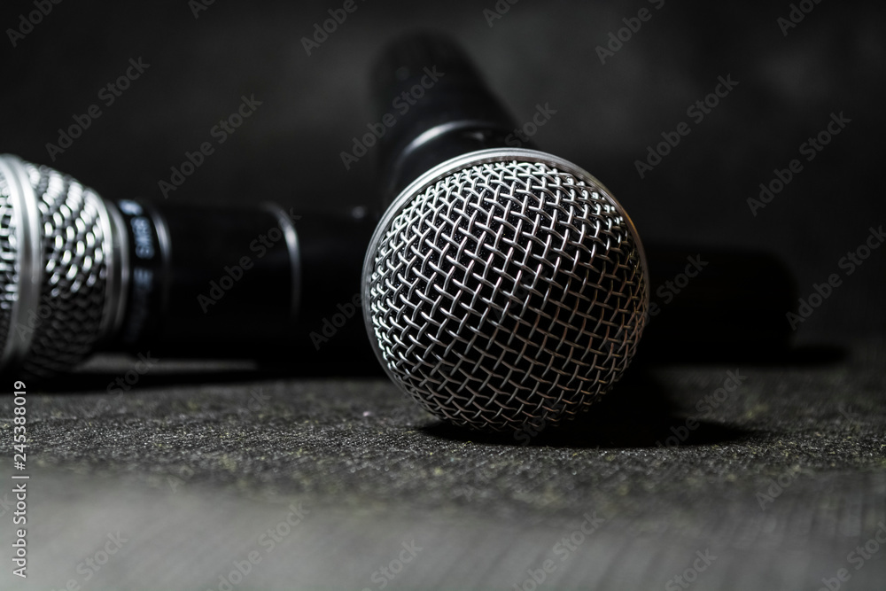 Obraz premium The electric microphone on a monophonic black background. Equipment for the singer or blogger. Music. Technologies.