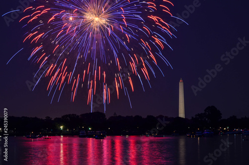 Φωτογραφία Fourth of July fireworks on the National Park tidal basin, with the Washington M