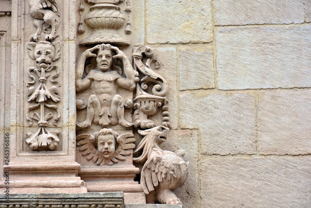 Detalle en la fachada del museo arqueológico de Granada