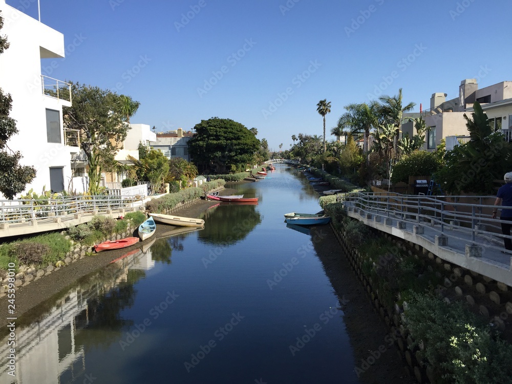Kanäle in Venice Beach mit Booten und Anlegern in Santa Monica, Los Angeles, Amerika