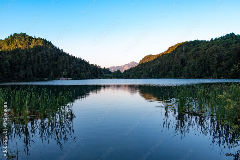 Bergsee mit Bergen im Hintergrund