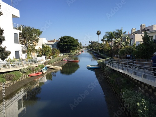 Kanäle in Venice Beach mit Booten und Anlegern in Santa Monica, Los Angeles, Amerika © Anna