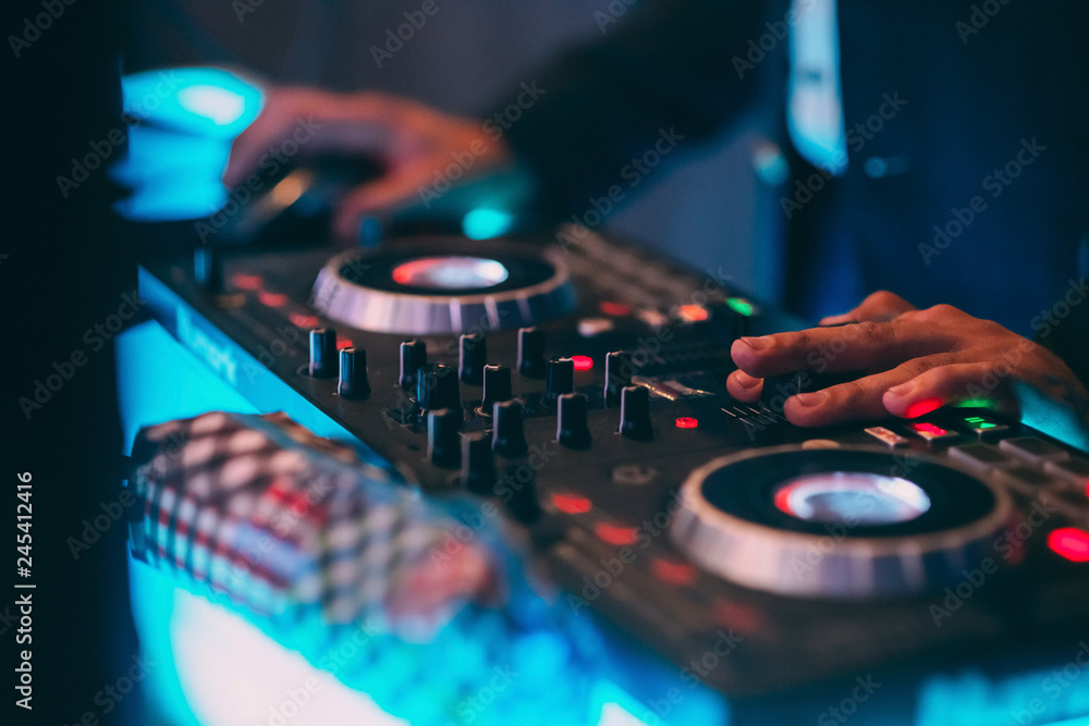Naklejka premium Closeup of dj hand on controller with selective focus
