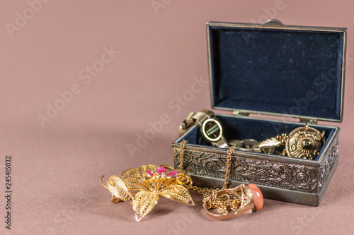 Obraz na płótnie Small metal old style jewel case with jewellery on soft background w salonie