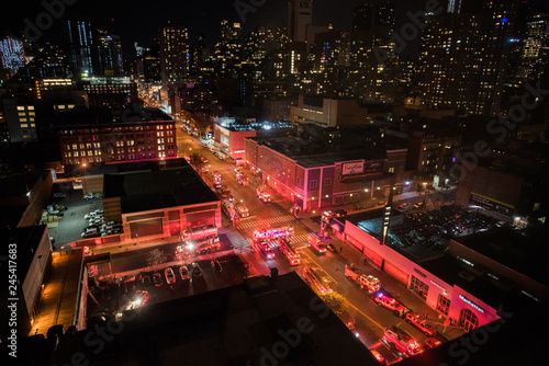 Foto 3-alarm fire in New York City with fire trucks viewed from above