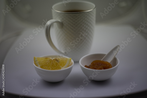 Kubet herbaty biały oraz cytryna i miów w białych miseczkach