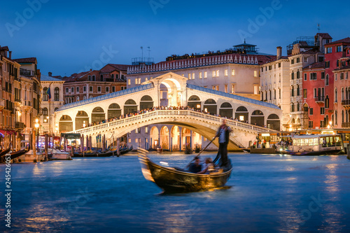 Rialtobrücke in Venedig, Italien © eyetronic