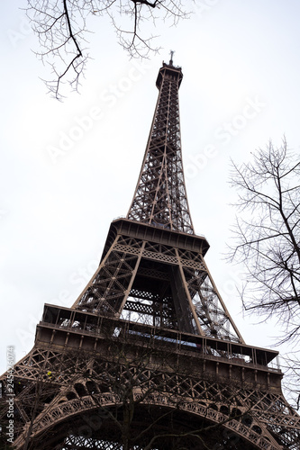 Fototapeta Naklejka Na Ścianę i Meble -  The Eiffel Tower in Paris shot against the sky