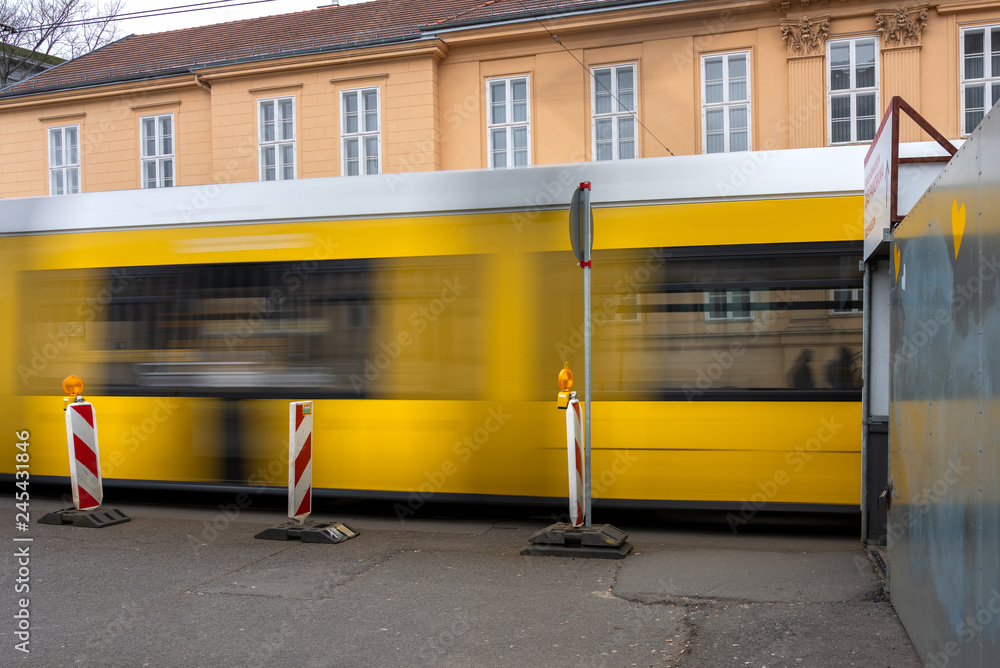 Vorfahrt der Strassenbahn achten StockFoto Adobe Stock