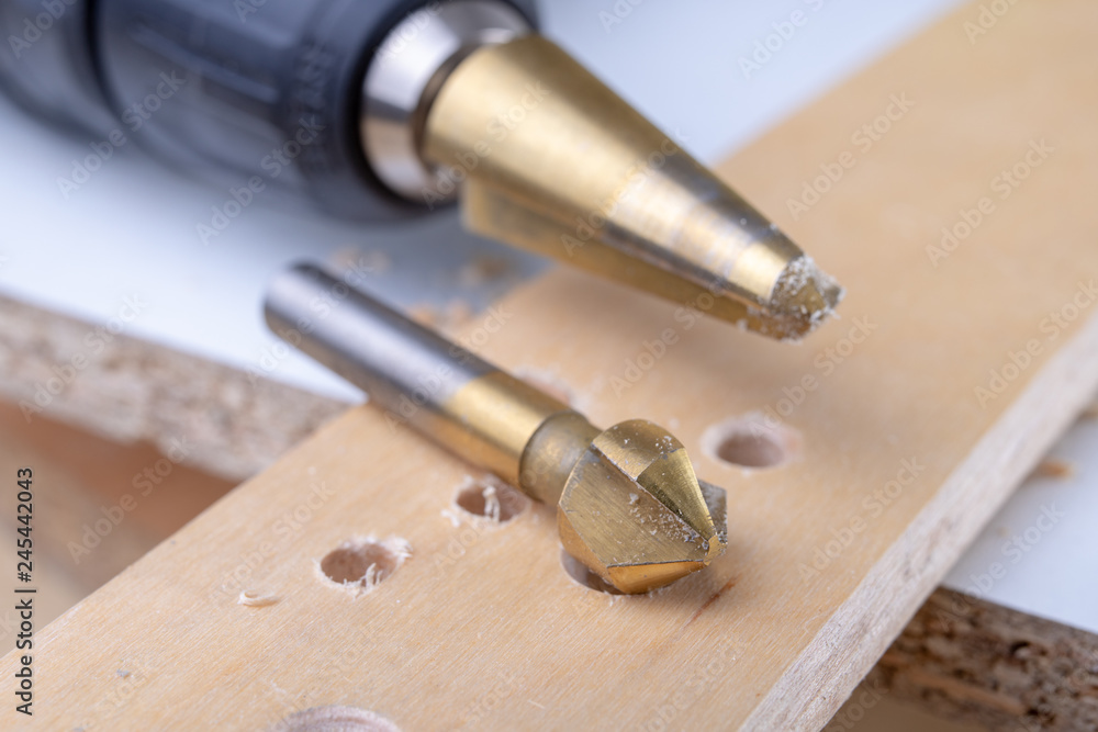 Drilling and deepening holes in wood. Countersink and other accessories for small carpentry work.