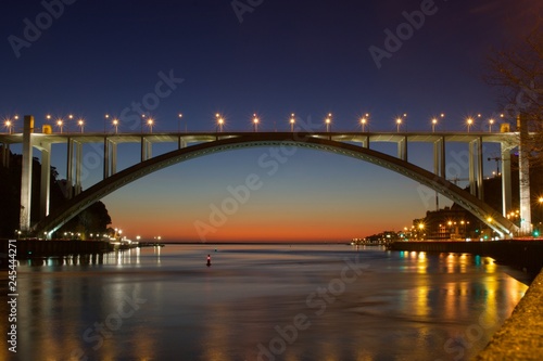 Vista da ponte da Arrábida, Porto Portugal, durante o pôr-do-sol