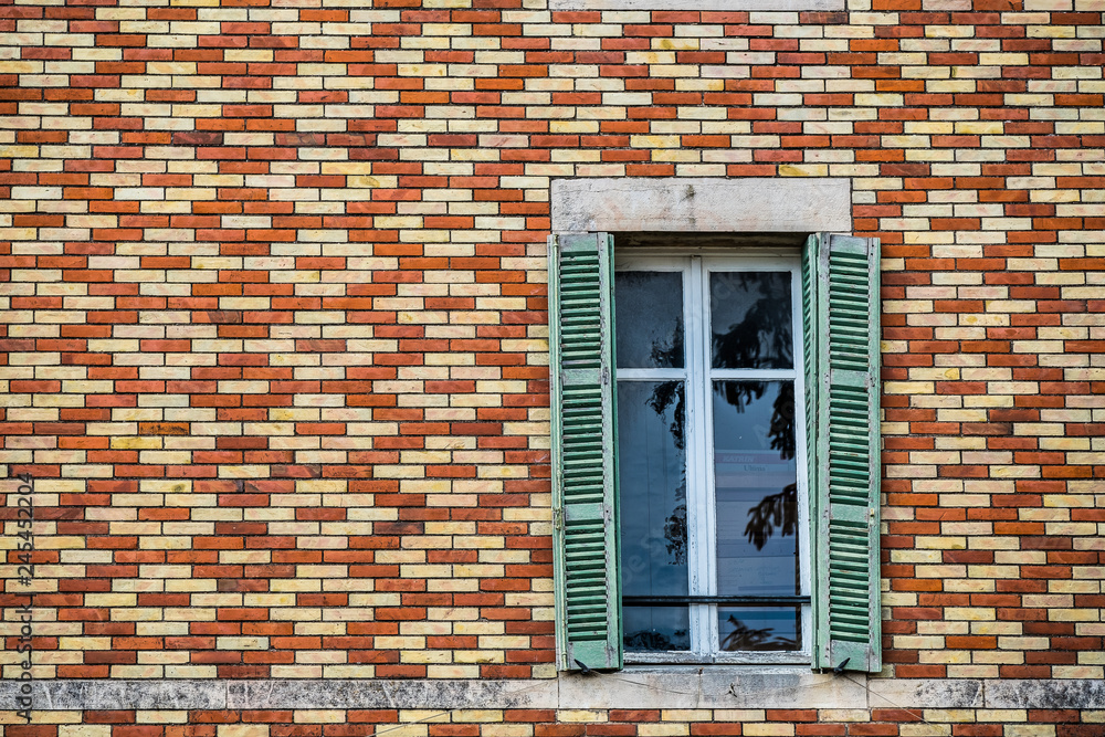 Fototapeta premium Fenêtre sur une façade en briques, architecture de Bourgogne, France