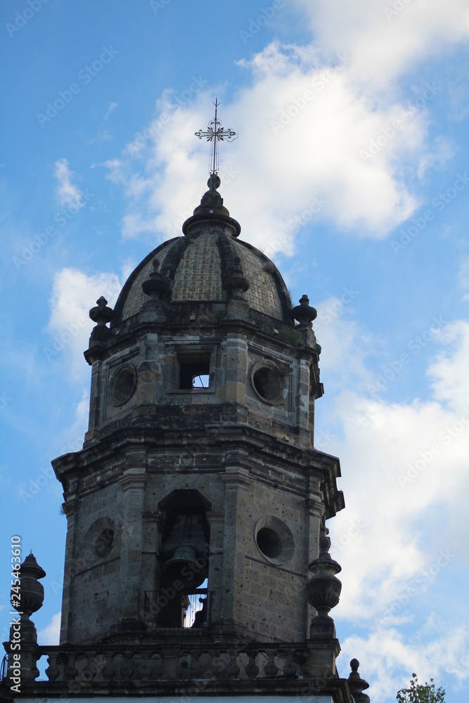 fachada de iglesia de estilo barroco en Mexico