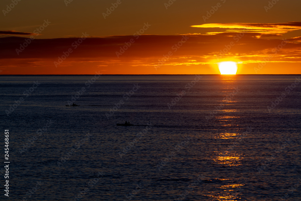 Obraz premium Scenic colorful sunrise over dark blue ocean water