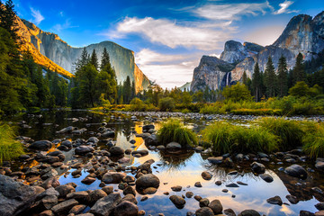 Poster Bergen Zonsopgang boven Yosemite Valley Californië  © Stephen