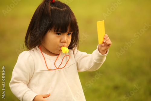 イエローカードを出す女の子 photo