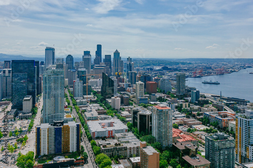 Buildings and streets of downtown by Elliot Bay in Seattle, USA © Mark Zhu