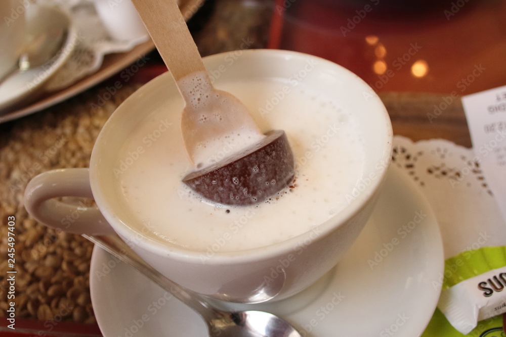 How to drink Belgian hot chocolate (belgian cafe) ベルギーのホットチョコレートの飲み方 How to drink Belgian hot chocolate (belgian cafe) ベルギーのホットチョコレートの飲み方