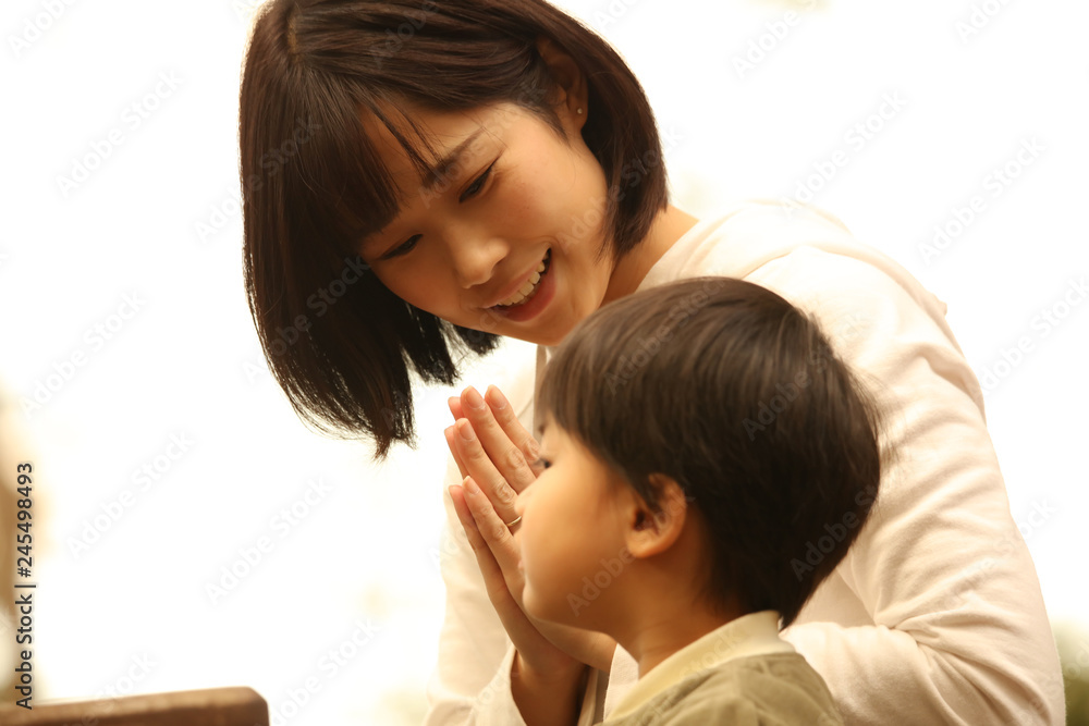 食事する親子 食事する親子