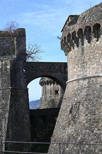 Foto medieval fortress in Sarzana, Liguria, Italy