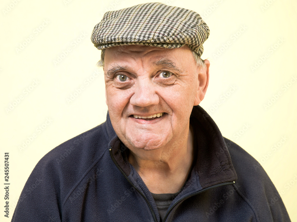 homme âgé souriant de face isolé sur fond jaune homme âgé souriant de face isolé sur fond jaune