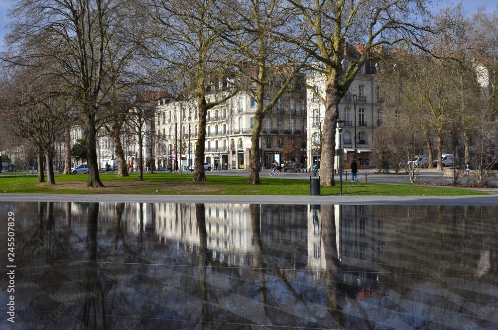 Nantes, immeubles se reflétant dans le miroir d'eau