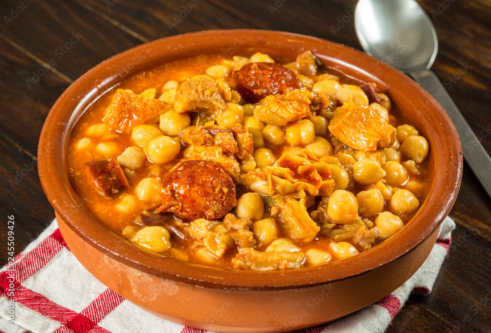 Callos de ternera con garbanzos Callos de ternera con garbanzos