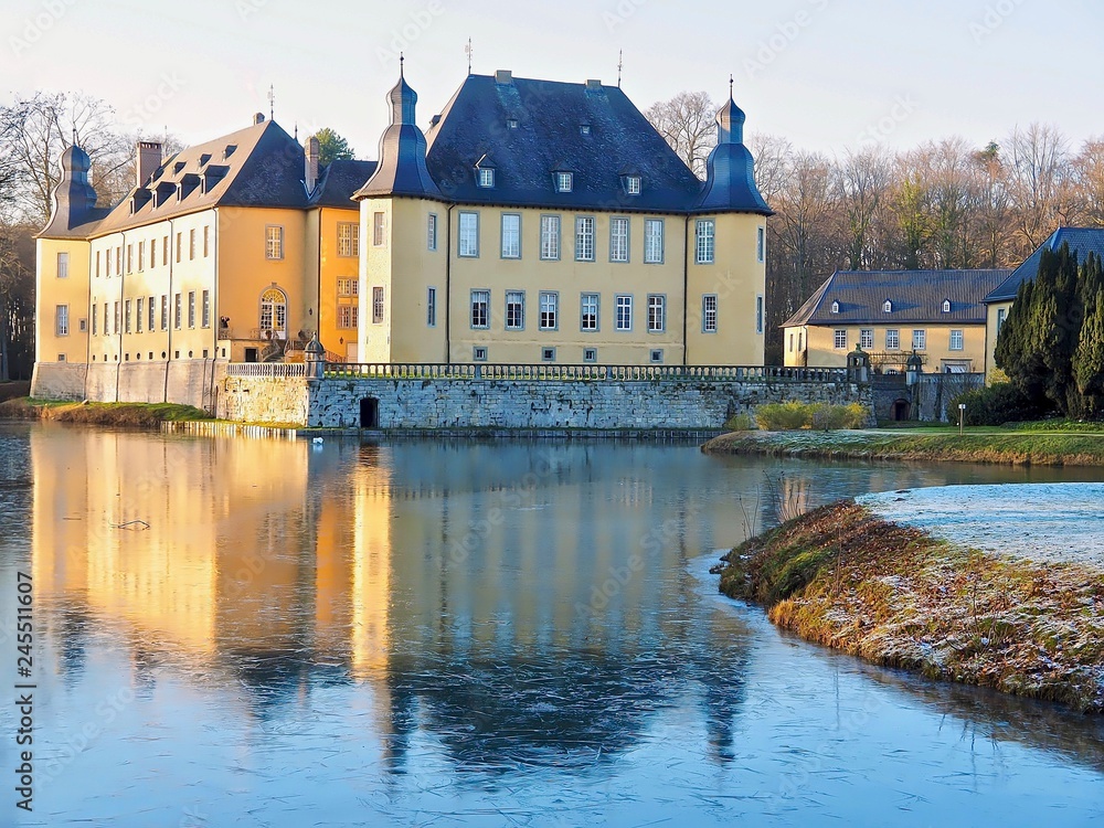 Fototapeta premium German water castle Schloss Dyck