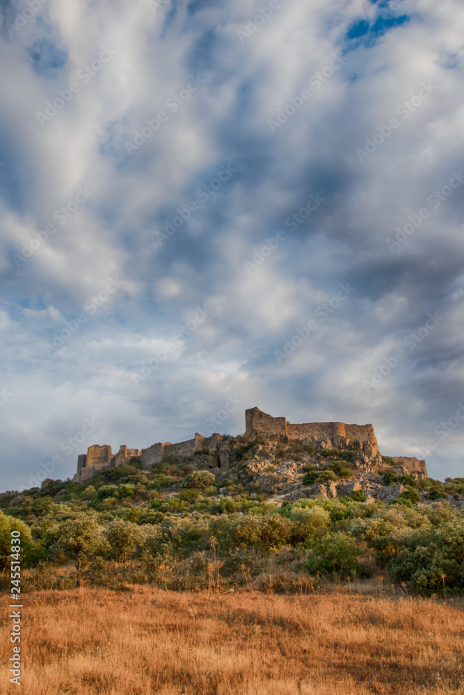 Castillo medieval en lo alto de un cerro. Castilla La Mancha. España.