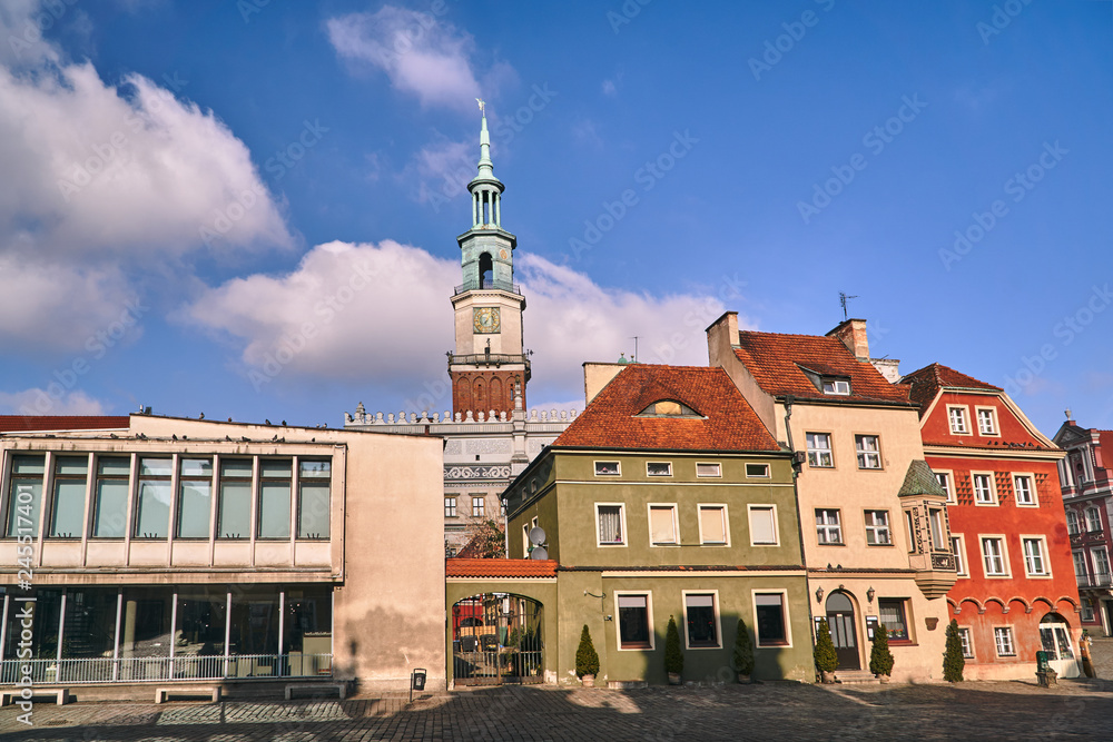 Obraz premium Tenement houses and the town hall tower on the old market square in Poznan..